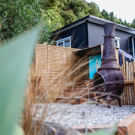Kaitake Kabana - Unique, Off-Grid, Studio Retreat Oakura Екстериор снимка