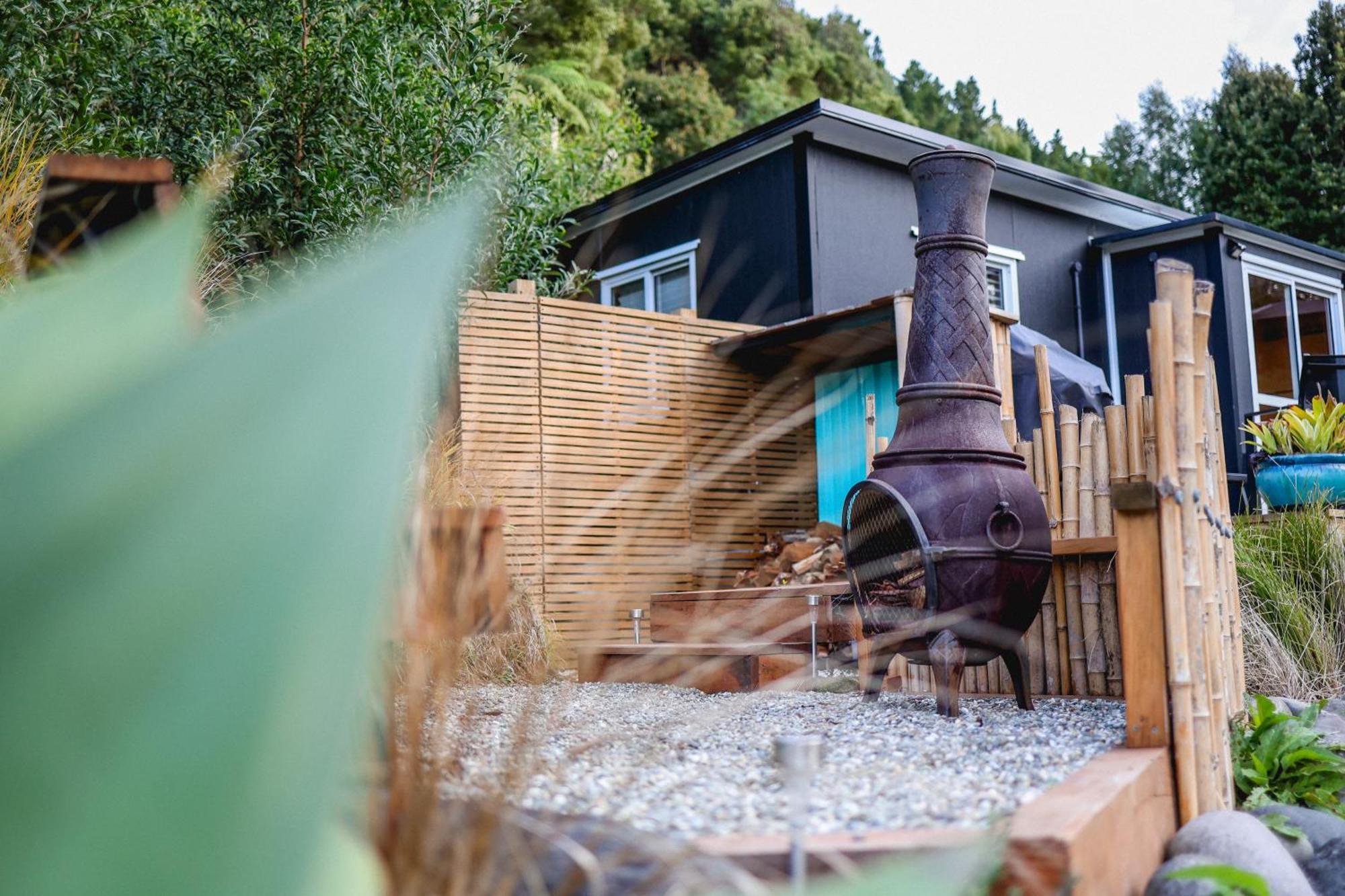 Kaitake Kabana - Unique, Off-Grid, Studio Retreat Oakura Екстериор снимка