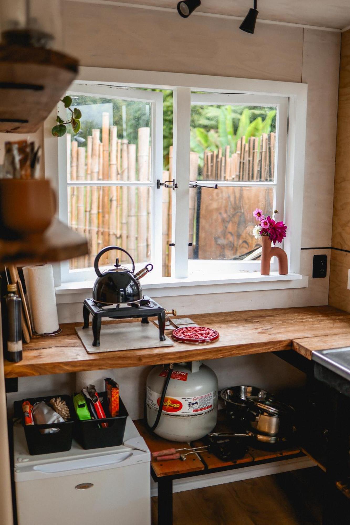 Kaitake Kabana - Unique, Off-Grid, Studio Retreat Oakura Екстериор снимка