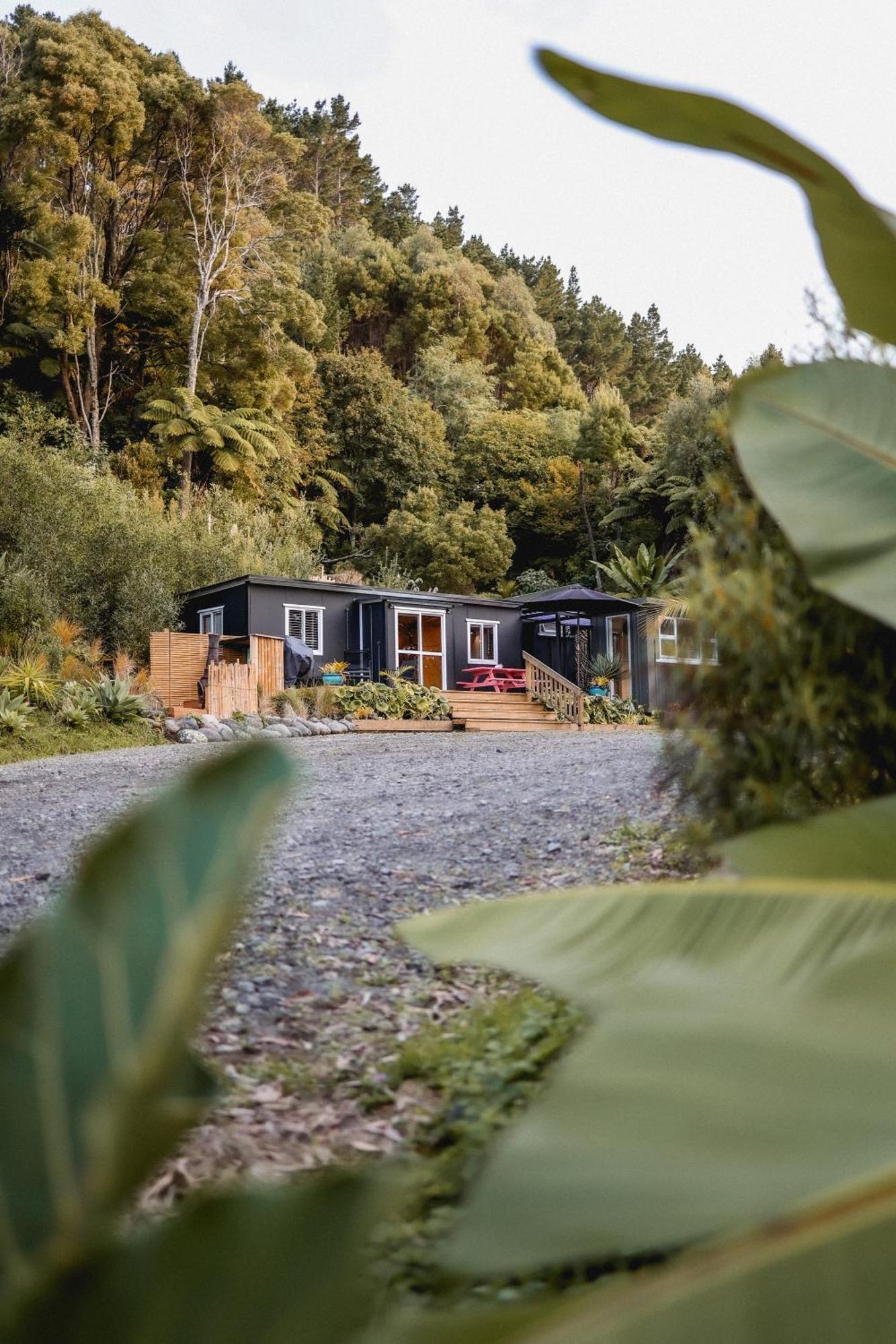 Kaitake Kabana - Unique, Off-Grid, Studio Retreat Oakura Екстериор снимка