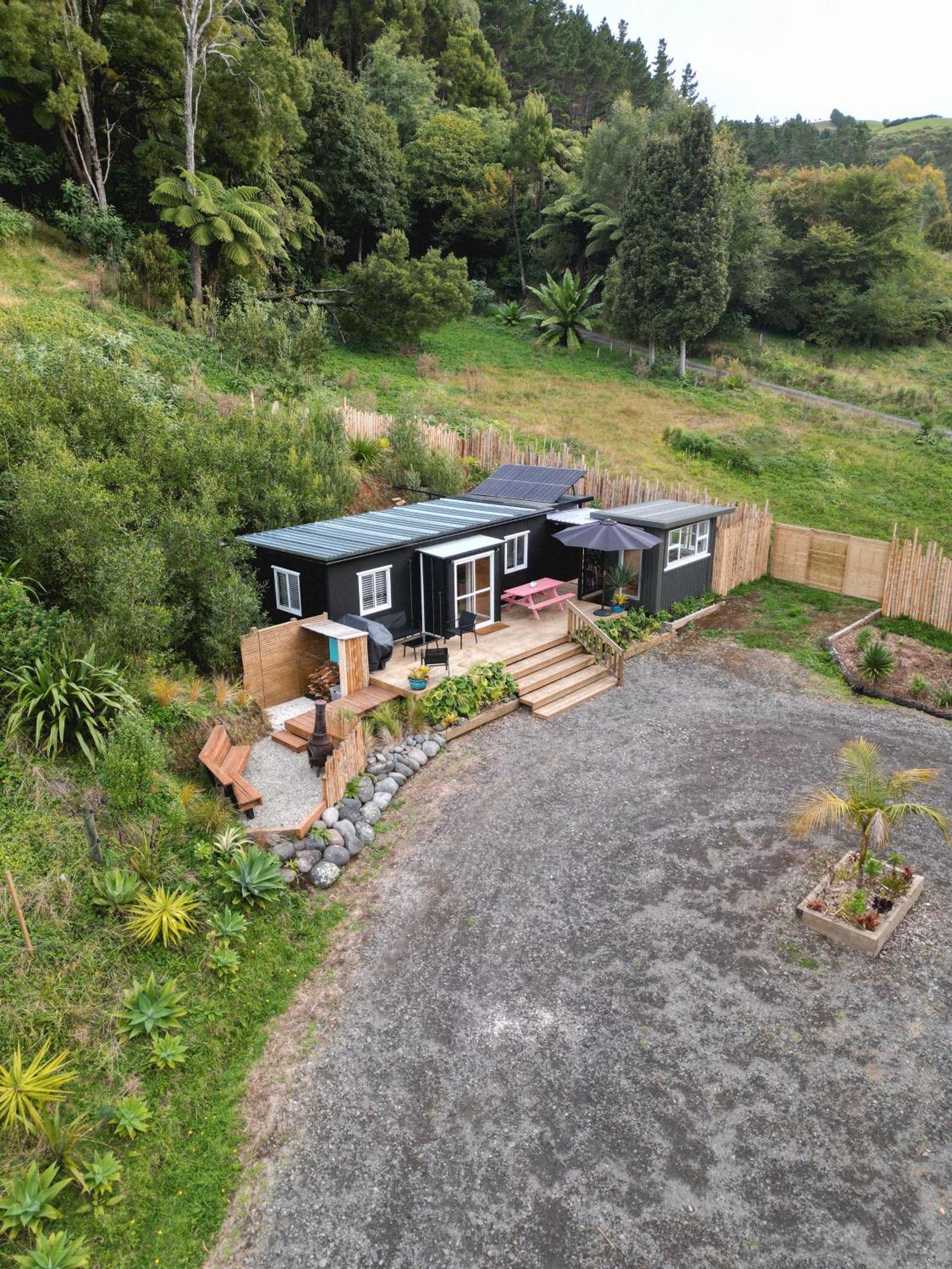 Kaitake Kabana - Unique, Off-Grid, Studio Retreat Oakura Екстериор снимка