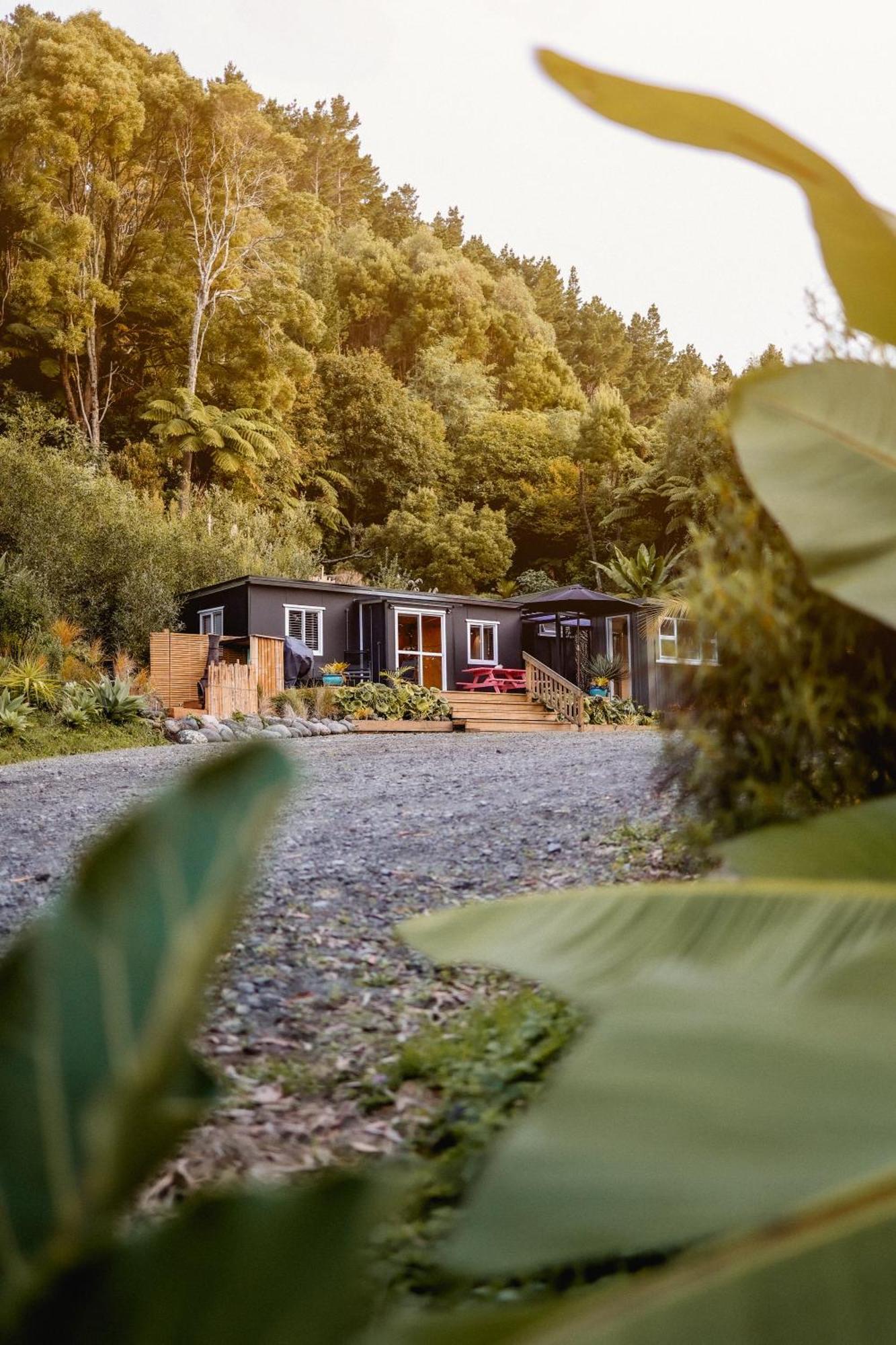 Kaitake Kabana - Unique, Off-Grid, Studio Retreat Oakura Екстериор снимка